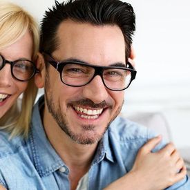 Centro Óptico Benicasim pareja con gafas