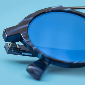 Centro Óptico Benicasim gafas en fondo azul