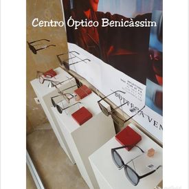 Centro Óptico Benicasim exposición de gafas