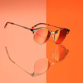 Centro Óptico Benicasim gafas en fondo anaranjado