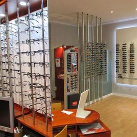 Centro Óptico Benicasim vitrina con gafas